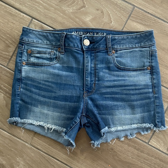 American Eagle Outfitters Super stretch Midi Denim blue cutoff shorts Size 12 - Picture 1 of 6